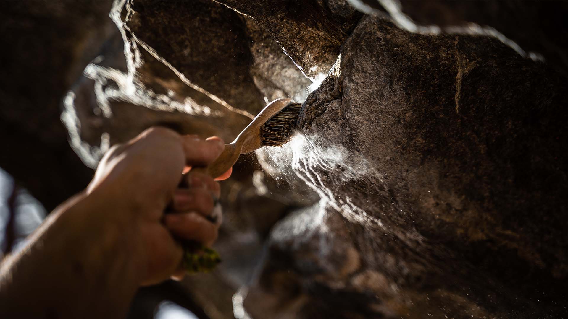 Boulderbürste putzt Outdoor-Boulder Griffe